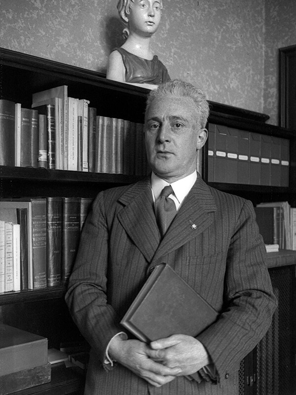 Francisco de A. Manich Illa, Secretari General de la Junta Provincial de Protecció de Menors de Barcelona del 1939 al 1948, al seu despatx. Anys 40. Brangulí (fotògrafs). Arxiu Nacional de Catalunya
