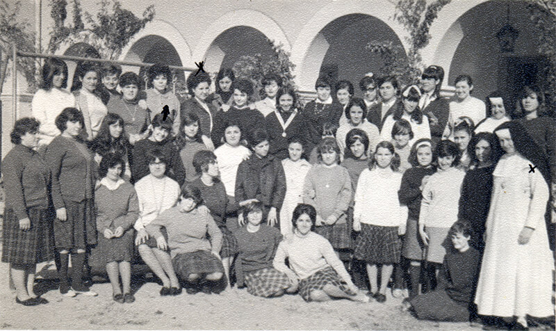Fotografía de grupo de la Escuela Femenina de San Fernando de Alcalá de Henares (Madrid). 1964-1969. Encarnació es la que está señalada con una cruz en bolígrafo