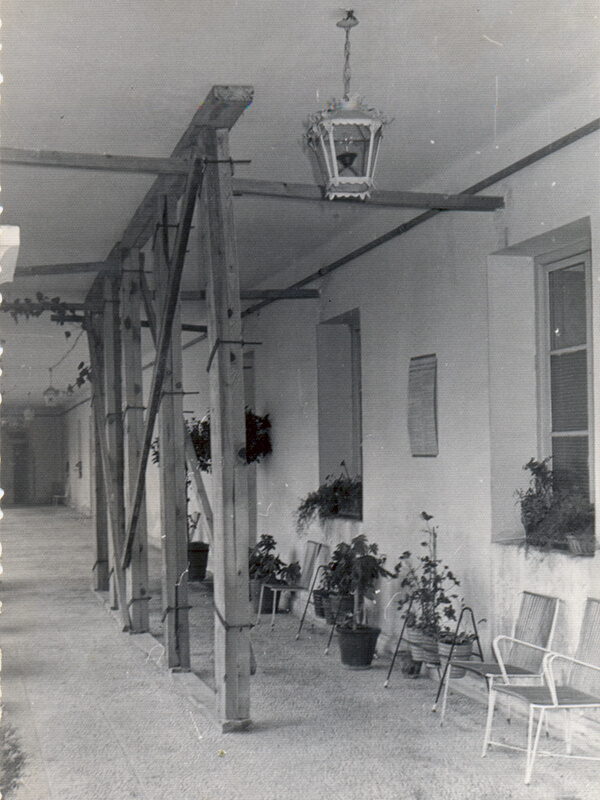 Exterior de la Escuela Femenina de San Fernando de Alcalá de Henares (Madrid). 1964-1969