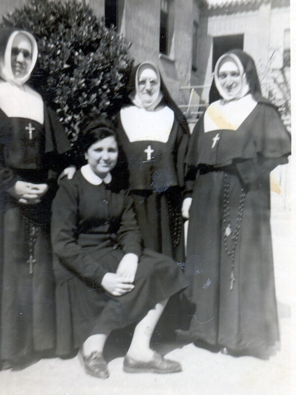 L'Encarnació amb tres monges del Centre de las Reverendas Religiosas Hijas de San José, Lleida. 1959-1964