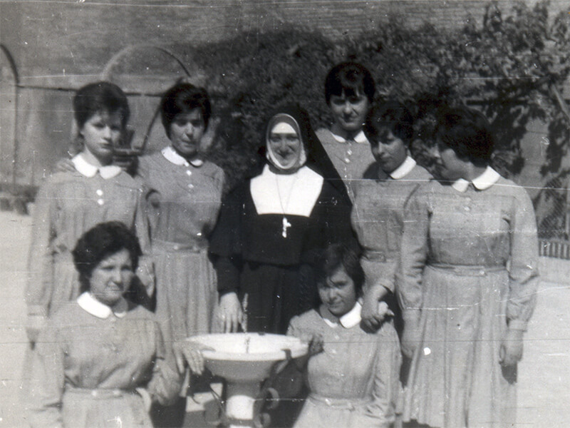 Fotografia de grup al Centre de las Reverendas Religiosas Hijas de San José, Lleida. 1959-1964. L'Encarnació està asseguda a l'esquerre