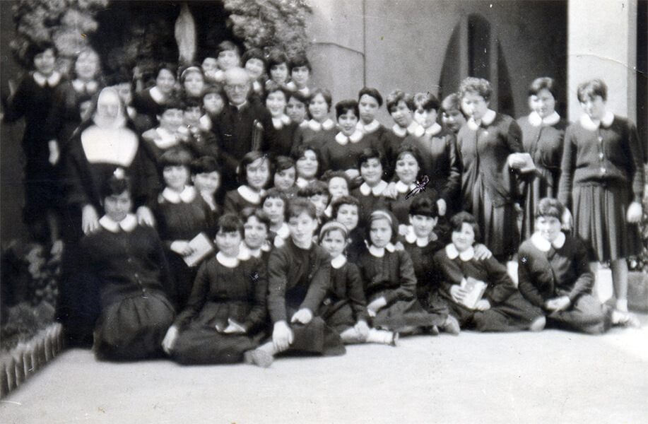 Fotografia de grup al  Centre de las Reverendas Religiosas Hijas de San José, Lleida. 1959-1964. L'Encarnació és la que està senyalada amb una creu en bolígraf