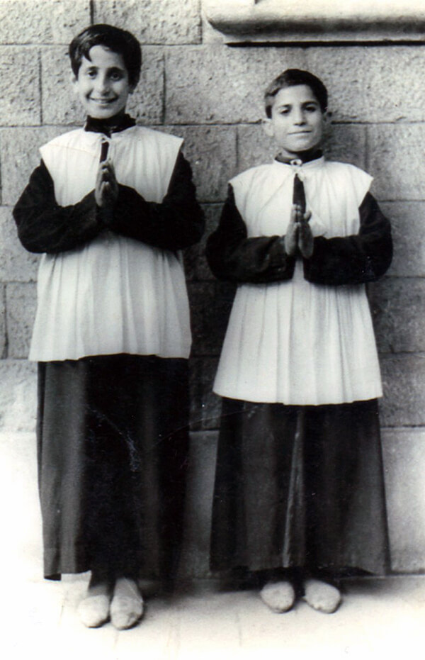 Bautista y un compañero en la iglesia Sta. M. del Taulat. Hacia 1949