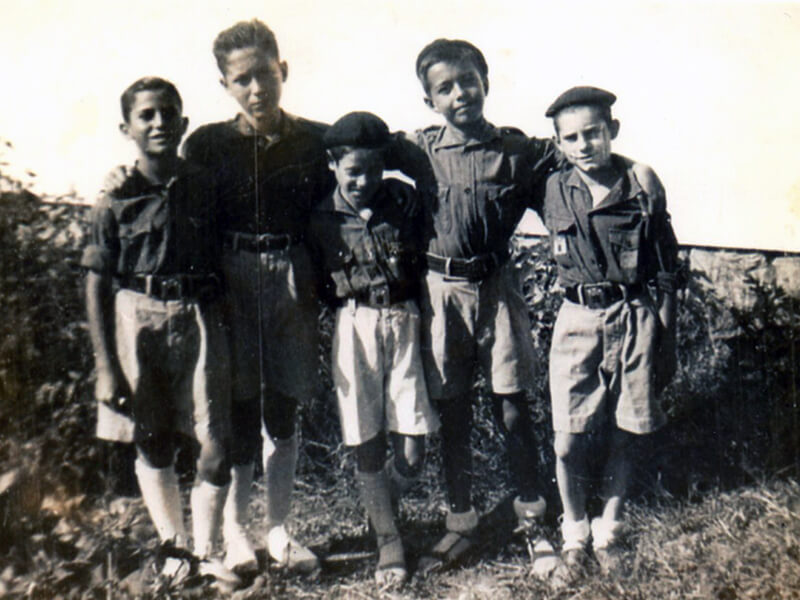 Campament de Falange (al sortir del col·legi). Arenys de Mar. 1952. El Bautista és el 1r de l'esquerra
