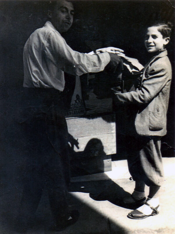 Bautista, aprendiente de sastre, con su jefe. En Gràcia, Barcelona. 1953