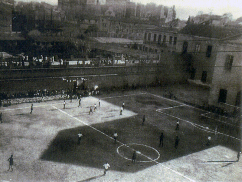 Vista del pati de la Casa de la Misericòrdia de València. Podem veure el Camp de futbol. Al fons, zona on estaven les noies. 1945-46