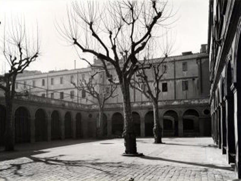 Un ángulo del Patio Plandolit de la Casa de Caridad de Barcelona. Años 50. Autor desconocido. AGDB