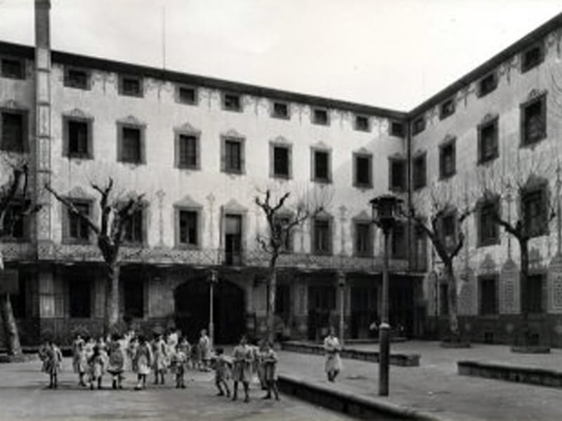 Aspecto del edificio y del patio Vidal (antes patio Pujet) de la Casa de Caridad de Barcelona. Años 40. Autor desconocido. AGDB
