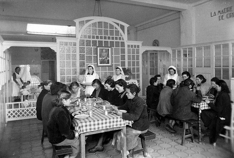 Comedor de la Cantina Maternal (al fondo, la Guardería para niños de pecho). Brangulí (fotógrafos). Arxiu Nacional de Catalunya
