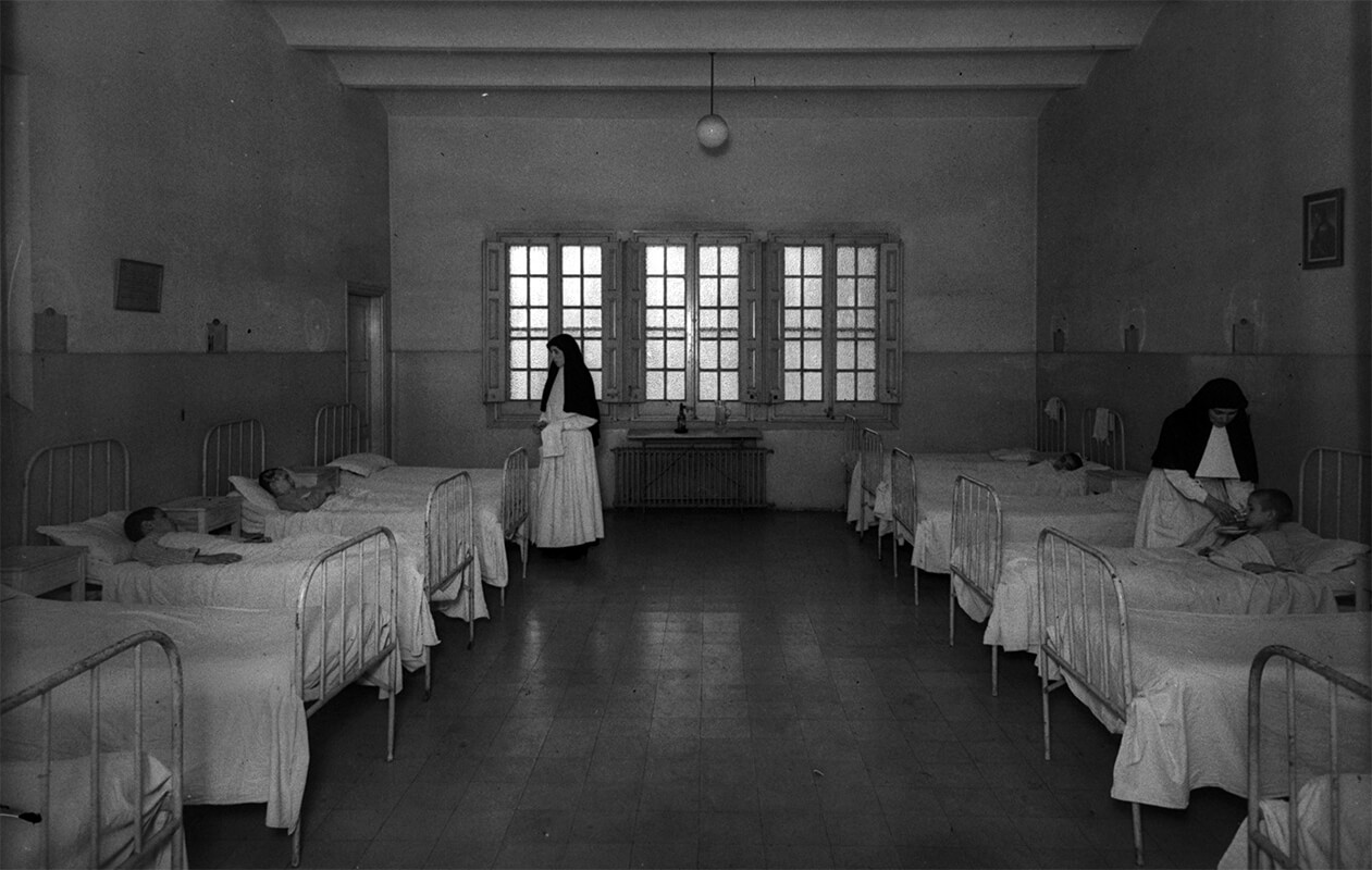 Dormitorio de la enfermería. 1940-1950. Brangulí (fotógrafos). Arxiu Nacional de Catalunya