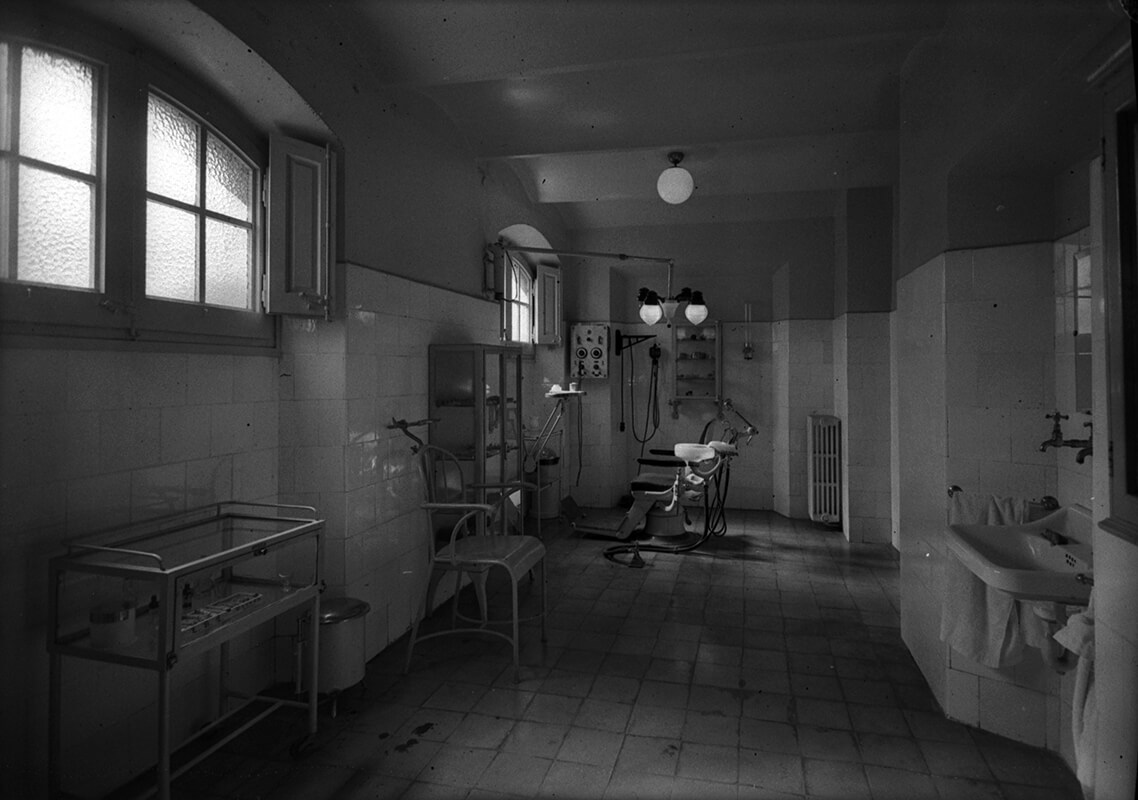 Sala d'exploració odontològica. 1940-1950. Brangulí (fotògrafs). Arxiu Nacional de Catalunya