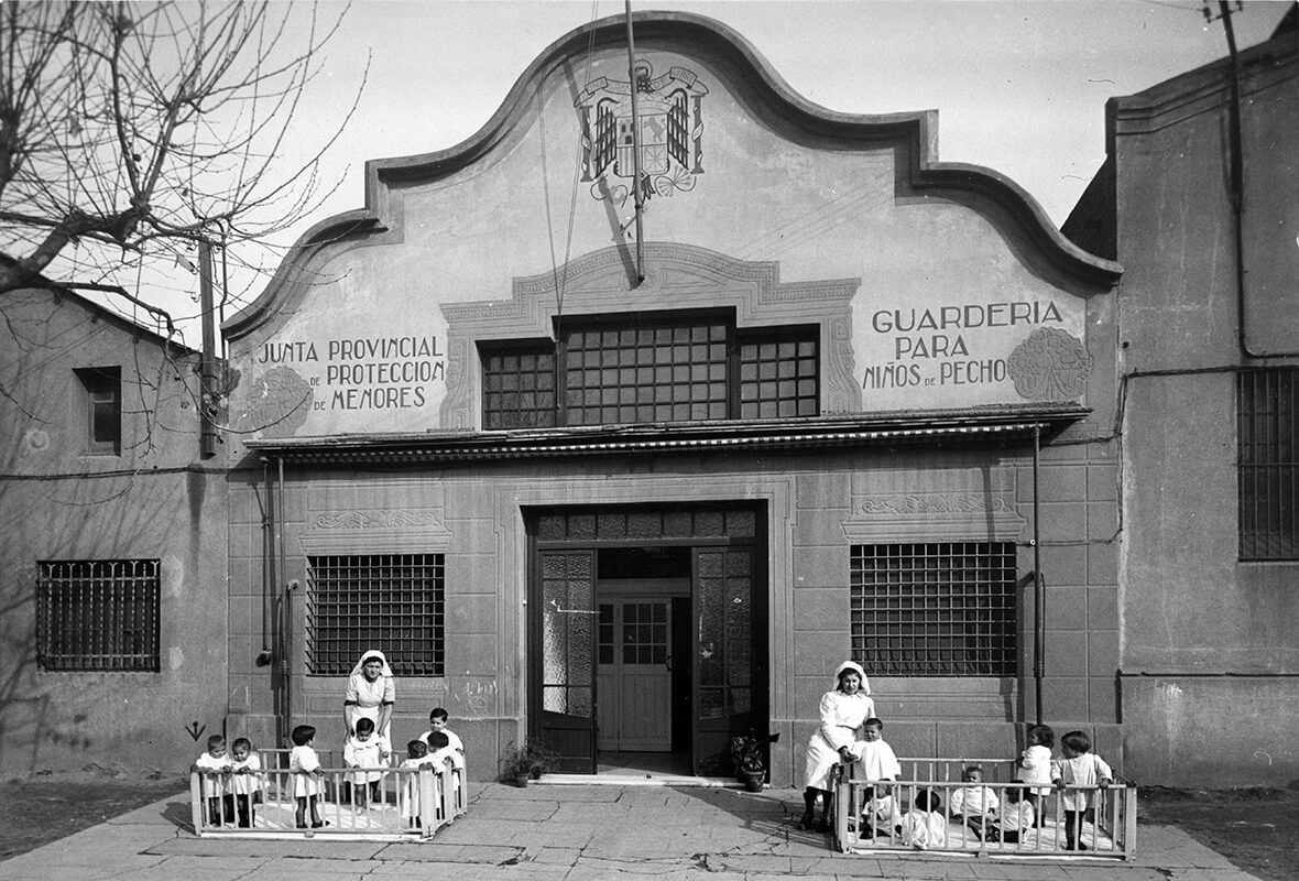 Entrada del edificio. Junta de protección de menores de Barcelona. Arxiu Nacional de Catalunya