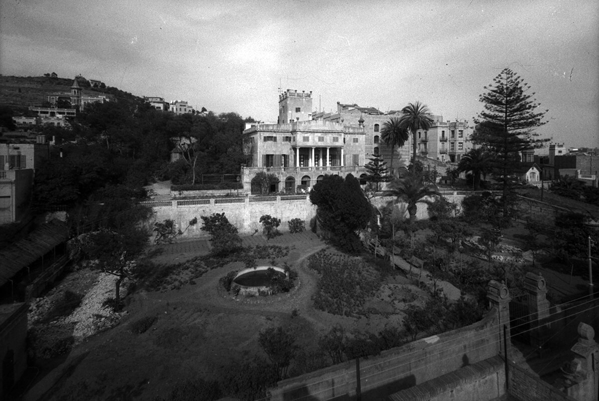 Vista del edificio y jardines. 1940-1950. Brangulí (fotógrafos). Arxiu Nacional de Catalunya