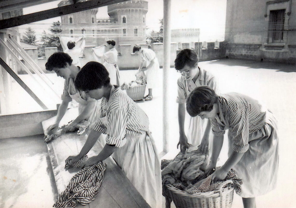 Tareas domésticas, principios años 60. Foto cedida por Ángeles Pastor